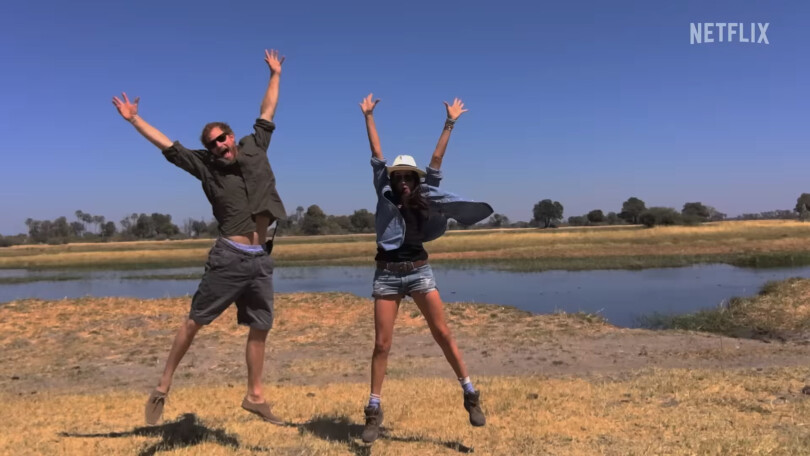 Une photographie du couple Sussex lors d'un voyage en Afrique, délivrée dans leur documentaire.